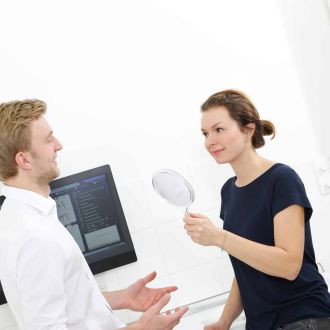 Persönliche Beratung ist uns wichtig: Dr. Thomsen nimmt sich Zeit für ein ausführliches Gespräch mit jeder Patientin und jedem Patienten, um die bestmögliche Behandlung zu finden.