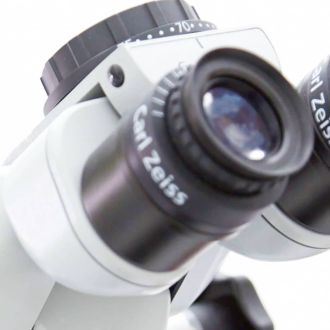 High-Tech bei Dental Protection: Ein Dentalmikroskop von ZEISS unterstützt präzise Diagnosen und Behandlungen.
