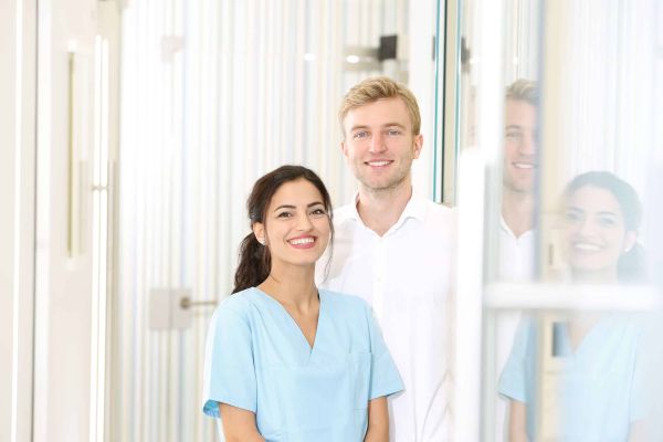 Dr. Thomsen und Mitarbeiterin heißen Sie herzlich willkommen.