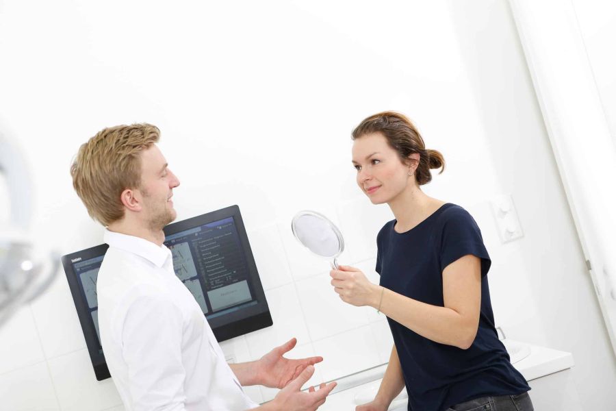 Persönliche Beratung ist uns wichtig: Dr. Thomsen nimmt sich Zeit für ein ausführliches Gespräch mit jeder Patientin und jedem Patienten, um die bestmögliche Behandlung zu finden.