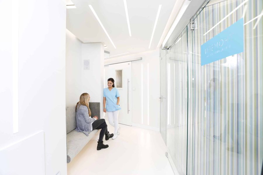 Arbeiten in unserer Zahnarztpraxis in Hamburg-Eimsbüttel: Mitarbeiterinnen von Dental Protection in einem Gespräch.