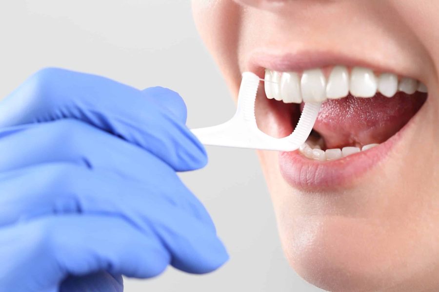 Gründliche Reinigung der Zahnzwischenräume mit speziellen Instrumenten wie Zahnseidesticks
