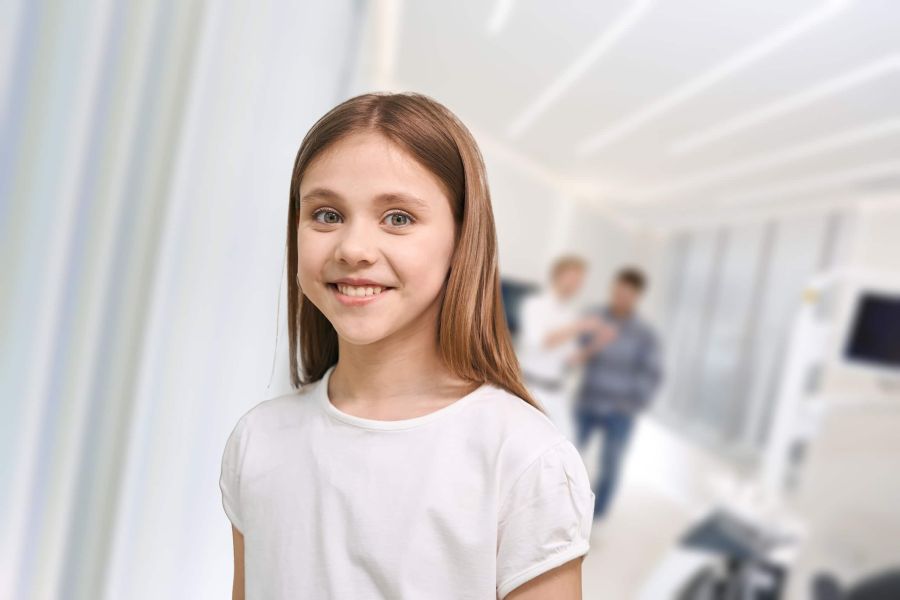 Dr. Thomsen berät Eltern und Kinder Patienten mit Kreidezähnen in der Zahnarztpraxis Dental Protection in Hamburg-Eimsbüttel.