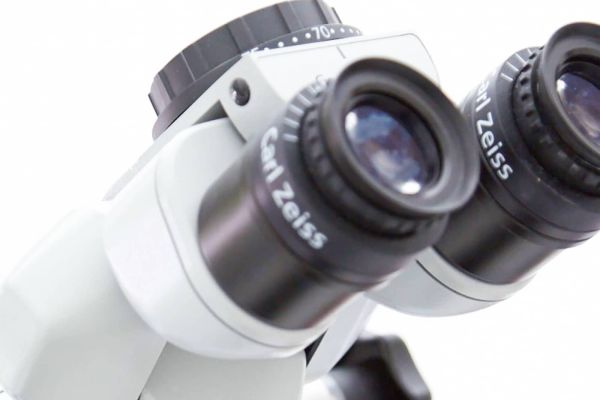High-Tech bei Dental Protection: Ein Dentalmikroskop von ZEISS unterstützt präzise Diagnosen und Behandlungen.