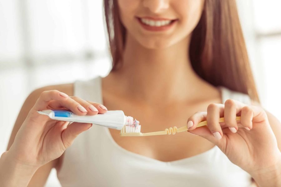 Zahnpasta mit hohem Fluoridgehalt hilft, den Zahnschmelz zu stärken und weiterem Zahnabbau vorzubeugen.