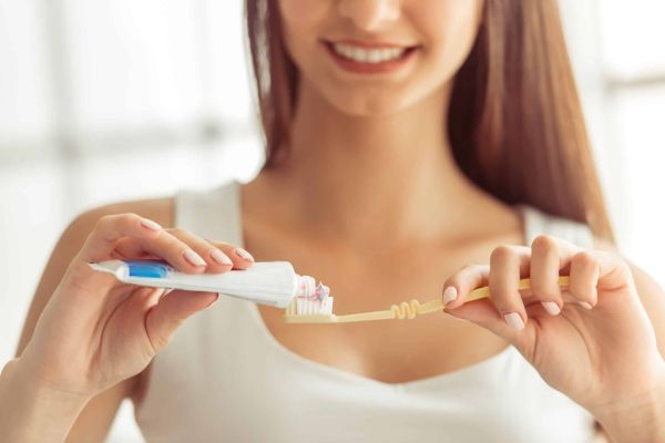 Zahnpasta mit hohem Fluoridgehalt hilft, den Zahnschmelz zu stärken und weiterem Zahnabbau vorzubeugen.